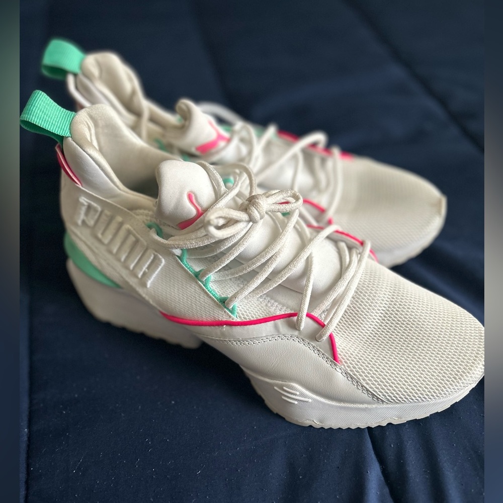RETRO white Puma sneakers with pink and blue detail. Size 9!